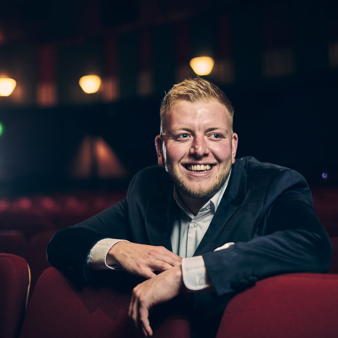 Over the moon for for 2016 BA Perfformio (Performance) graduate <a href="/gruffydd_wyn/">GRUFFYDD • WYN</a> who found himself at No. 1 in the iTunes Classical chart with his single Nelle Tue Mani 🎵🙌

He'll be performing on 8th December at <a href="/yr_egin/">Canolfan S4C Yr Egin</a>. Get your ticket 🎫👉 eu1.hubs.ly/H05zNcG0