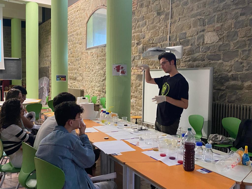 nano4light's tweet photo. Friday September 29th we had the opportunity to celebrate science and research during #sharpernight2023 👨‍🔬👩‍🔬🧪
Amongst the young researchers involved in the event,  #nano4lightlab had its share!!! 
It was a great day for all🤟 https://t.co/jRSvuafy9o