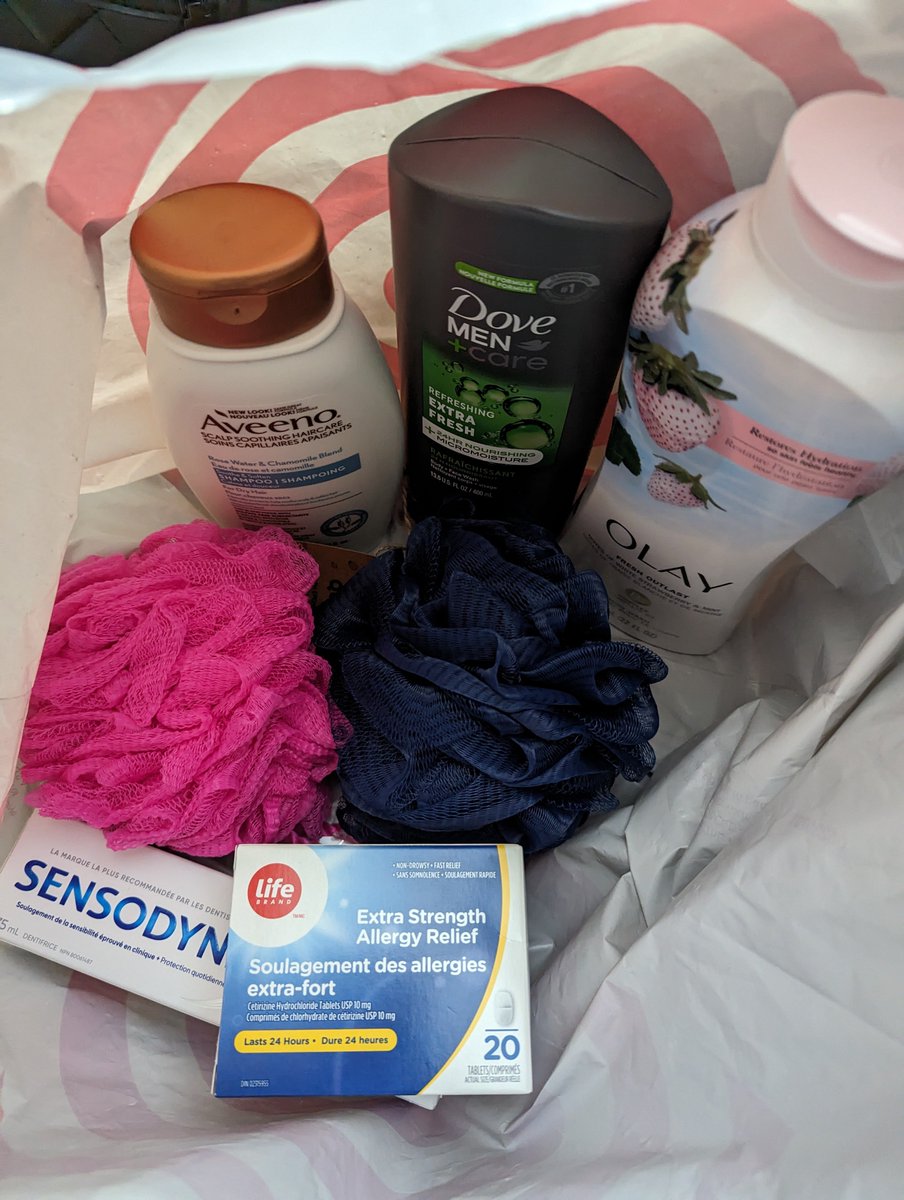 Its_Player1's tweet photo. $72 for 7 items 😵

Shoppers Drug Mart needs to stop price gouging. The Aveeno shampoo is normally $8.99 and was priced at $15.49 lol..

I'm grateful I'm in a good financial situation but what about others?? How tf do you expect anyone to live when things cost an arm and a leg 🥴 https://t.co/h7f538QbHG