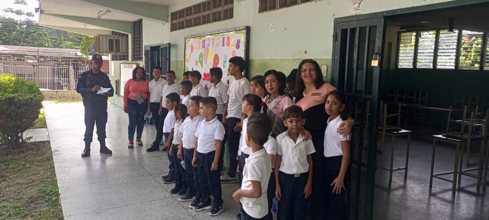 #Aragua Municipio Girardot. Parroquia Andrés Eloy Blanco.  EBE Juan Ramón González Baquero FELIZ INICIO DE CLASES #VenezuelaPresenteEnLaEscuela <a href="/NicolasMaduro/">Nicolás Maduro</a> <a href="/_LaAvanzadora/">Yelitze Santaella</a> <a href="/Soykarinacarpio/">Karina Carpio</a> <a href="/CDCEAragua/">CDCE ARAGUA</a> @mppe