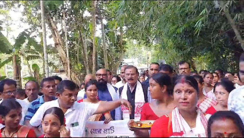 mriganka_dr's tweet photo. #amritkalashyatra ,a part of #merimittimeradesh abhiyan wherein soils collected from each household is taken to Panchayat Office with great aplomb. Today,at Kaithalkuchi, #dharmapur LAC @himantabiswa @Bhabesh_KalitaR @cmpatowary @BJP4Nlb @BJP4India @BJP4Assam https://t.co/veimuaXW5Y