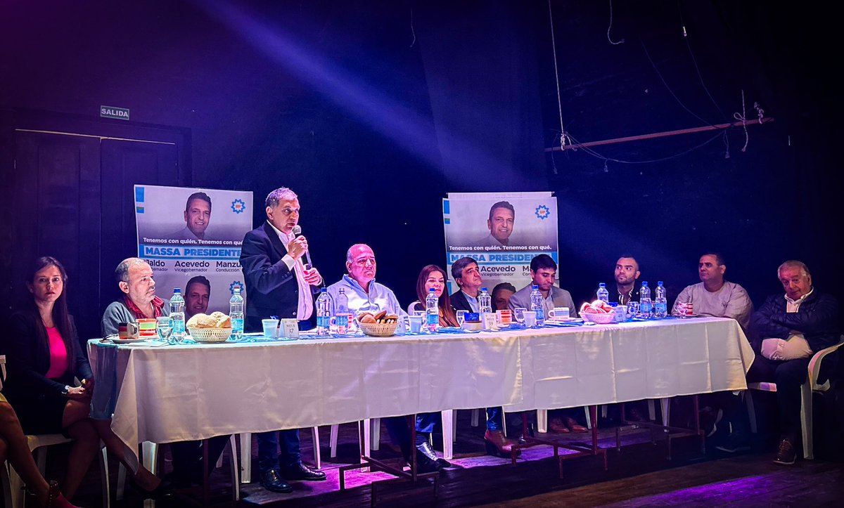 pyedlin's tweet photo. 🎤Este 22 es importante que elijamos al único presidente que va a trabajar por conservar todo lo obtenido durante estos años, ese es @SergioMassa. Tenemos que hacerlo por nuestras familias, por nuestros jóvenes y por nuestro futuro. 
📍Hoy junto a  @DanielDeiana3 y @JuanManzurOK https://t.co/0VYhVnWS4j