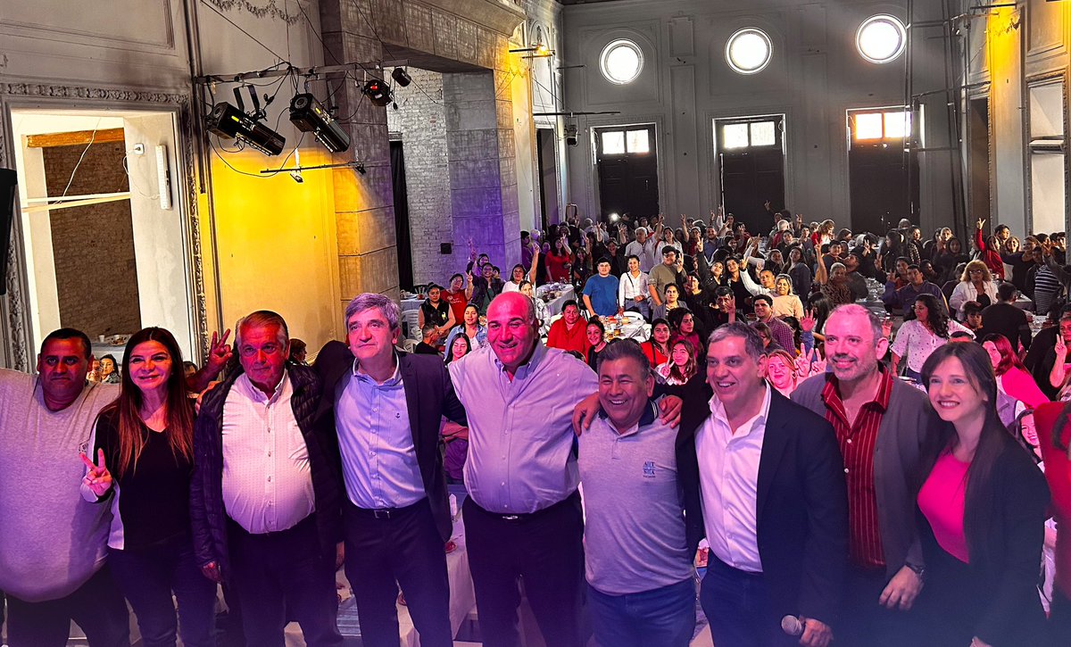 pyedlin's tweet photo. 🎤Este 22 es importante que elijamos al único presidente que va a trabajar por conservar todo lo obtenido durante estos años, ese es @SergioMassa. Tenemos que hacerlo por nuestras familias, por nuestros jóvenes y por nuestro futuro. 
📍Hoy junto a  @DanielDeiana3 y @JuanManzurOK https://t.co/0VYhVnWS4j