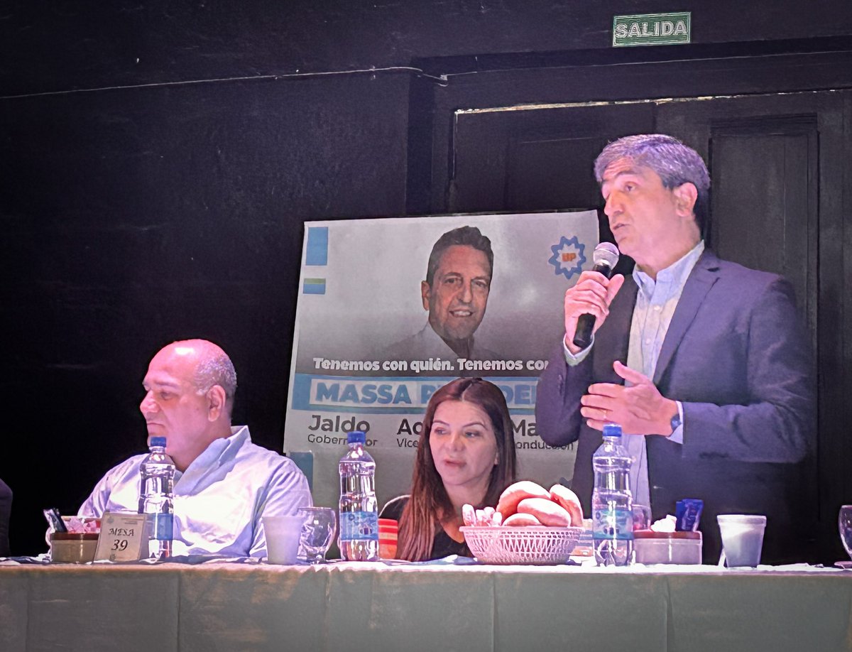 pyedlin's tweet photo. 🎤Este 22 es importante que elijamos al único presidente que va a trabajar por conservar todo lo obtenido durante estos años, ese es @SergioMassa. Tenemos que hacerlo por nuestras familias, por nuestros jóvenes y por nuestro futuro. 
📍Hoy junto a  @DanielDeiana3 y @JuanManzurOK https://t.co/0VYhVnWS4j