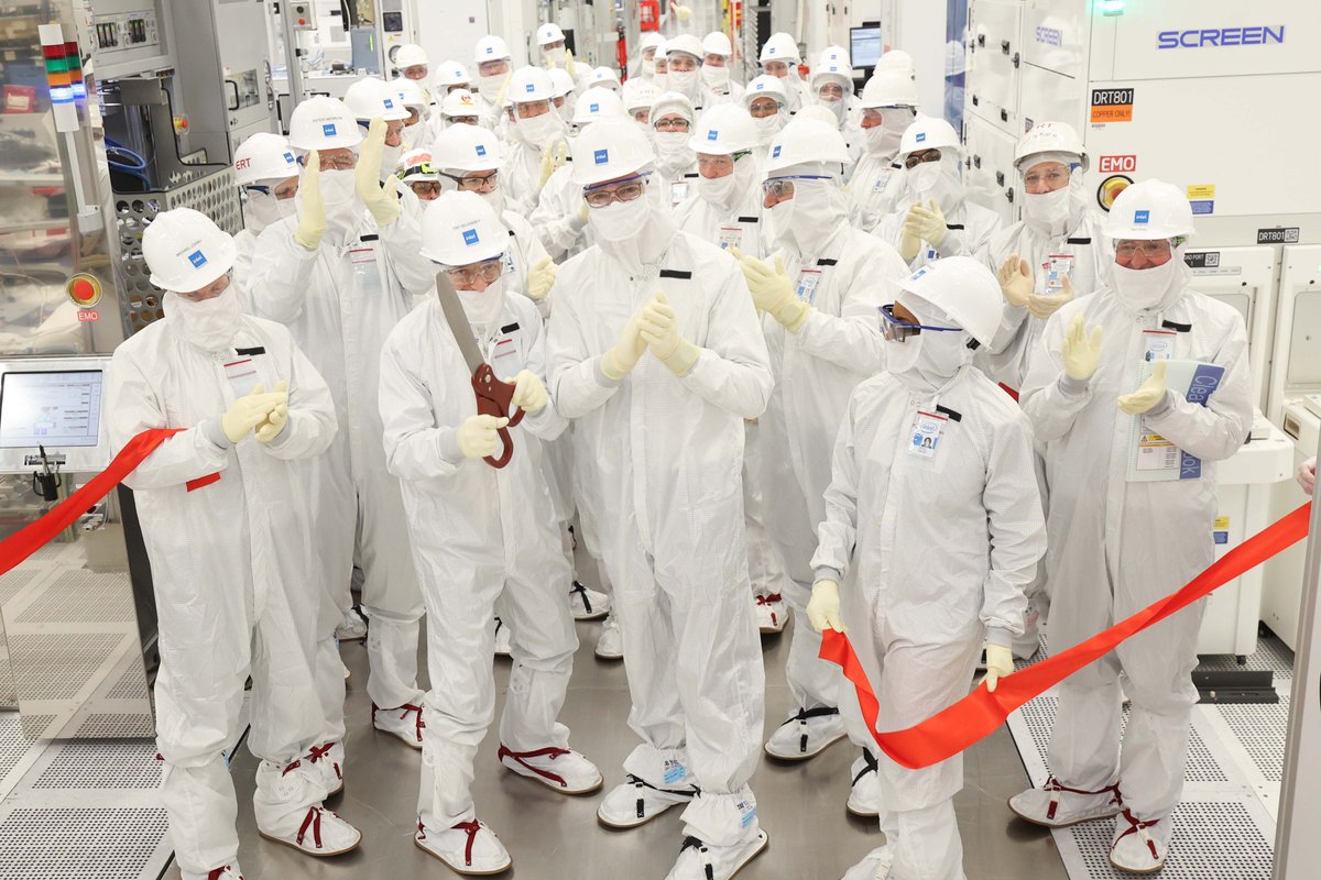 Intel_IRL's tweet image. Fab 34 is officially open! 🎊 

What a proud moment for @intel last Friday when our CEO @PGelsinger and Taoiseach @LeoVaradkar joined employees and special guests to celebrate the opening of #Fab34 and the beginning of high-volume production on #Intel4!

intel.ly/3F1fXQA