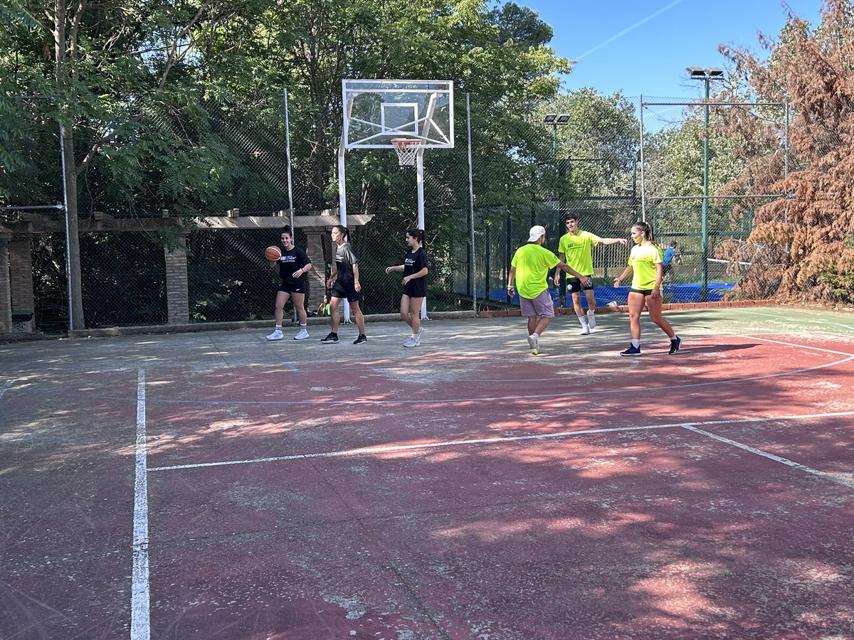 FACDEPORTEUCLM's tweet photo. XXV Aniversario @FACDEPORTEUCLM 

Comenzó la semana de actividades multideporte para toda la comunidad universitaria del curso 2023-24

Disfrutando la primera jornada

Fútbol Sala
Bádminton
Padel 
3x3 Baloncesto
Triples 
Carreras 

# SOMOS MOVIMIENTO https://t.co/VlFGaZxUpL
