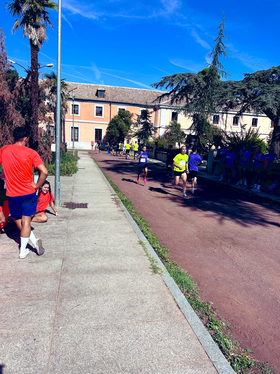 FACDEPORTEUCLM's tweet photo. XXV Aniversario @FACDEPORTEUCLM 

Comenzó la semana de actividades multideporte para toda la comunidad universitaria del curso 2023-24

Disfrutando la primera jornada

Fútbol Sala
Bádminton
Padel 
3x3 Baloncesto
Triples 
Carreras 

# SOMOS MOVIMIENTO https://t.co/VlFGaZxUpL