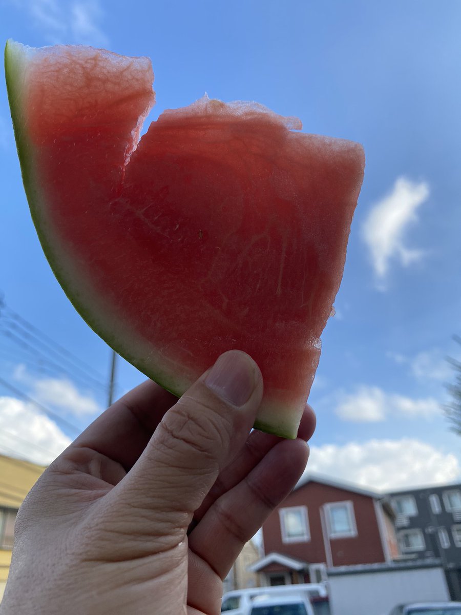 aikocafe1197's tweet photo. 今年の夏の暑さは格別でした

8月のこども食堂は　山梨に行った土井谷さんが　スイカ安かったよーと差し入れです！

冷たいかき氷と綺麗に切られた甘いスイカを口いっぱいに頬張る子ども達

美味しかったよね https://t.co/ghgh3wZQQv