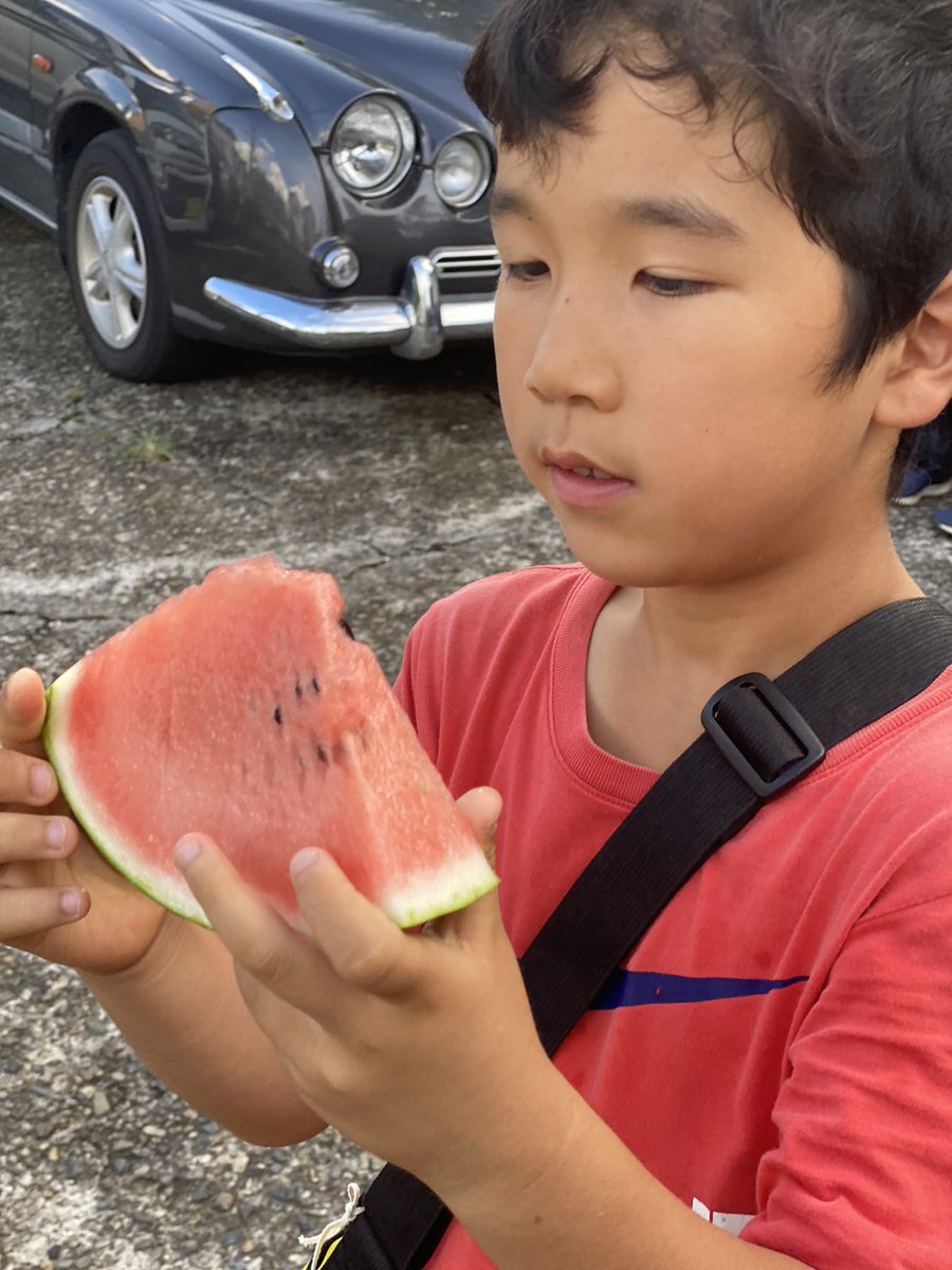 aikocafe1197's tweet photo. 今年の夏の暑さは格別でした

8月のこども食堂は　山梨に行った土井谷さんが　スイカ安かったよーと差し入れです！

冷たいかき氷と綺麗に切られた甘いスイカを口いっぱいに頬張る子ども達

美味しかったよね https://t.co/ghgh3wZQQv