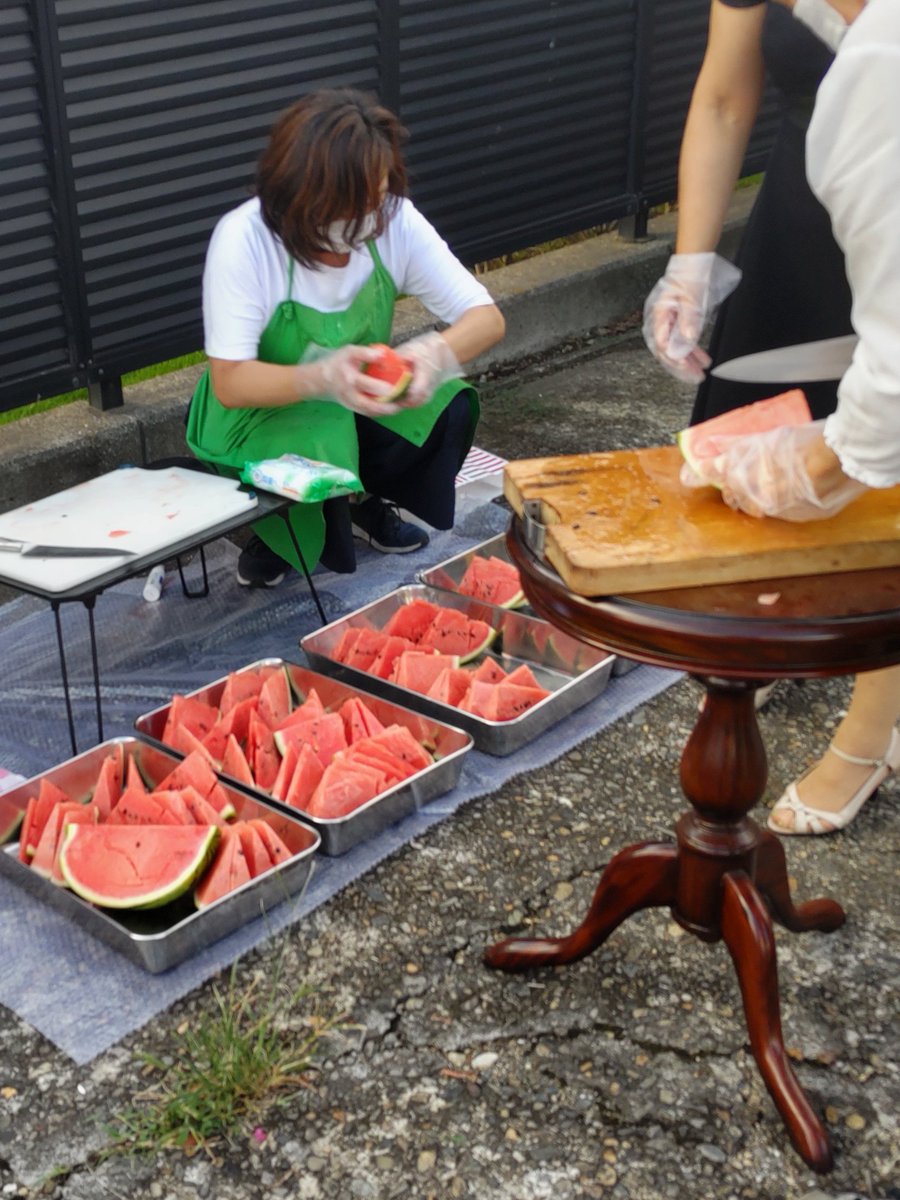 aikocafe1197's tweet photo. 今年の夏の暑さは格別でした

8月のこども食堂は　山梨に行った土井谷さんが　スイカ安かったよーと差し入れです！

冷たいかき氷と綺麗に切られた甘いスイカを口いっぱいに頬張る子ども達

美味しかったよね https://t.co/ghgh3wZQQv