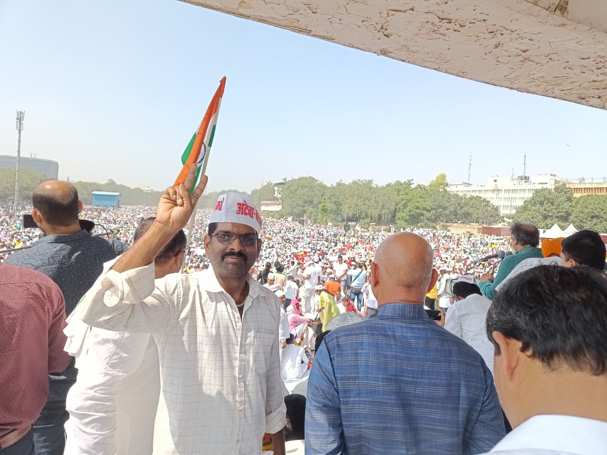 Alokvazad's tweet photo. @NitishKumar आदरणीय नीतीश कुमार जी लगे हाथ बिहार में "पुरानी पेंशन भी बहाल कर दीजिए।युगपुरुष कहलायेंगे।"
👆क्योंकि जातिगत जनगणना करवाकर और आज उसके आंकड़े जारी करके आपने सोती हुई ओबीसी कौम को जगा ही दिया।
   अब तुरन्त #OPS बहाली करके ओबीसी के दिल व दिमाग को भी जीत लीजिये।बस।👍👆 https://t.co/axkYlqrL5b