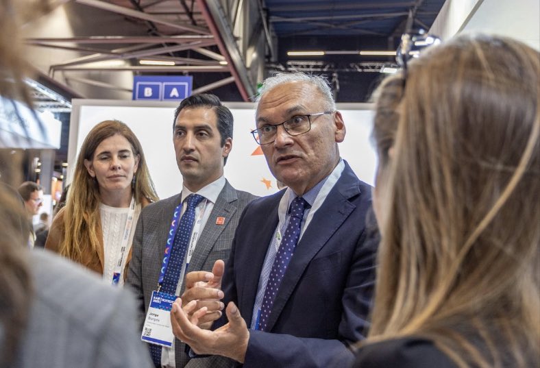 EmbChileNL's tweet photo. Inauguramos el stand de 🇨🇱 en la 33° Conferencia y Exposición Anual de la Asociación Europea para la Educación Internacional (EAIE) en Róterdam 🇳🇱. 
🇨🇱 estuvo representado por 19 universidades que conectaron con otras instituciones de educación superior de Europa y del mundo. 📚 https://t.co/q65W1tuwCs