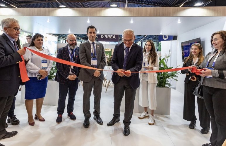 EmbChileNL's tweet photo. Inauguramos el stand de 🇨🇱 en la 33° Conferencia y Exposición Anual de la Asociación Europea para la Educación Internacional (EAIE) en Róterdam 🇳🇱. 
🇨🇱 estuvo representado por 19 universidades que conectaron con otras instituciones de educación superior de Europa y del mundo. 📚 https://t.co/q65W1tuwCs