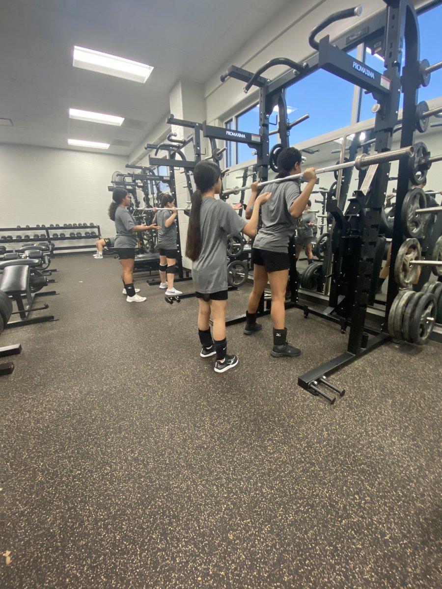 RoweLadyJags's tweet photo. Its MUSCLE MONDAY for Lady Jag Volleyball!!! What a great way to start our week! 💪🏾🏐 @RoweCFISD @CFISDAthletics #RoweLetsRowe!! https://t.co/UNi7Rmm9MX