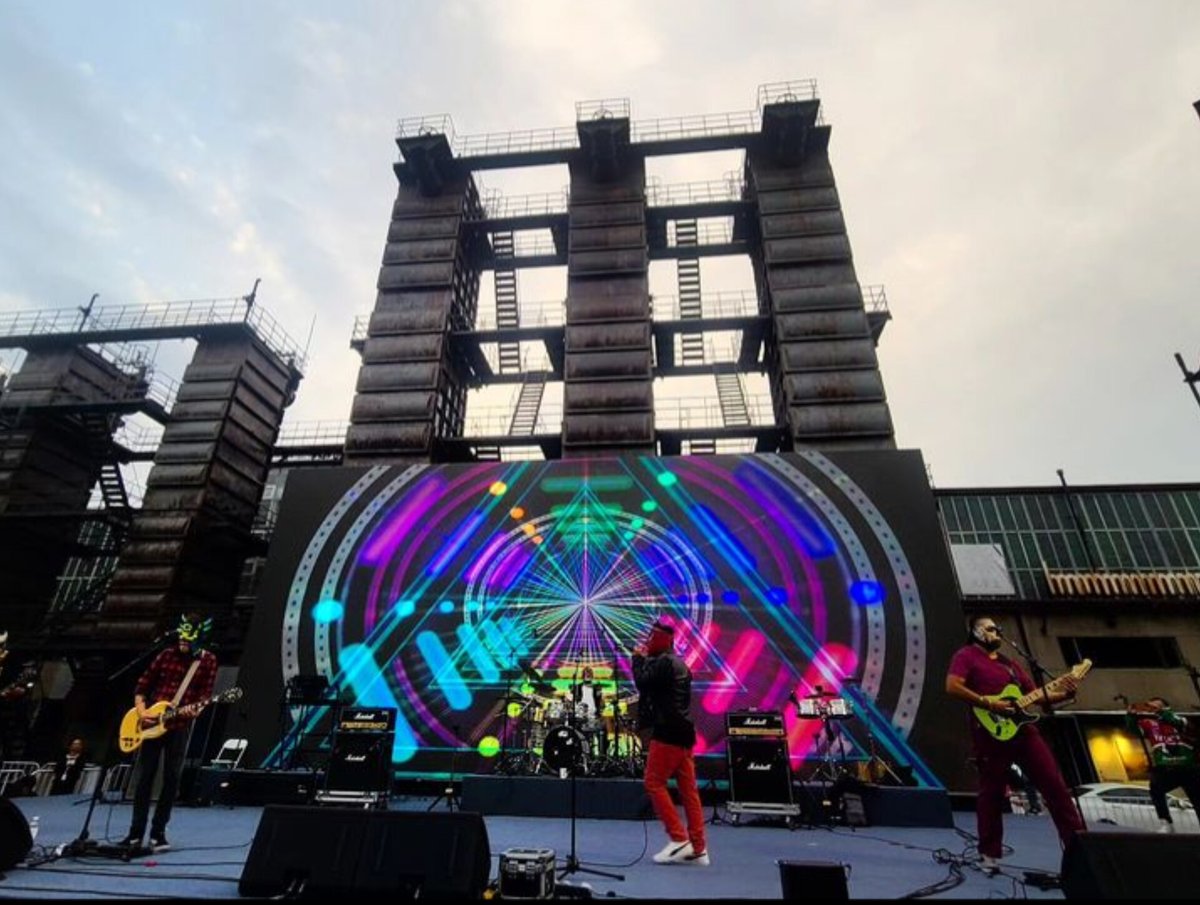 MACHINGON's tweet photo. Asรญ nuestro atardecer en ๐จ๐ณ
Gracias @chinolombia por la Foto ๐ค
#MACHINGON #machinesxelmundo #MachingonChinaTour23 #china #Beijing #751PowerSquare #ArtZoneBeijing https://t.co/2FRhOoCgf8