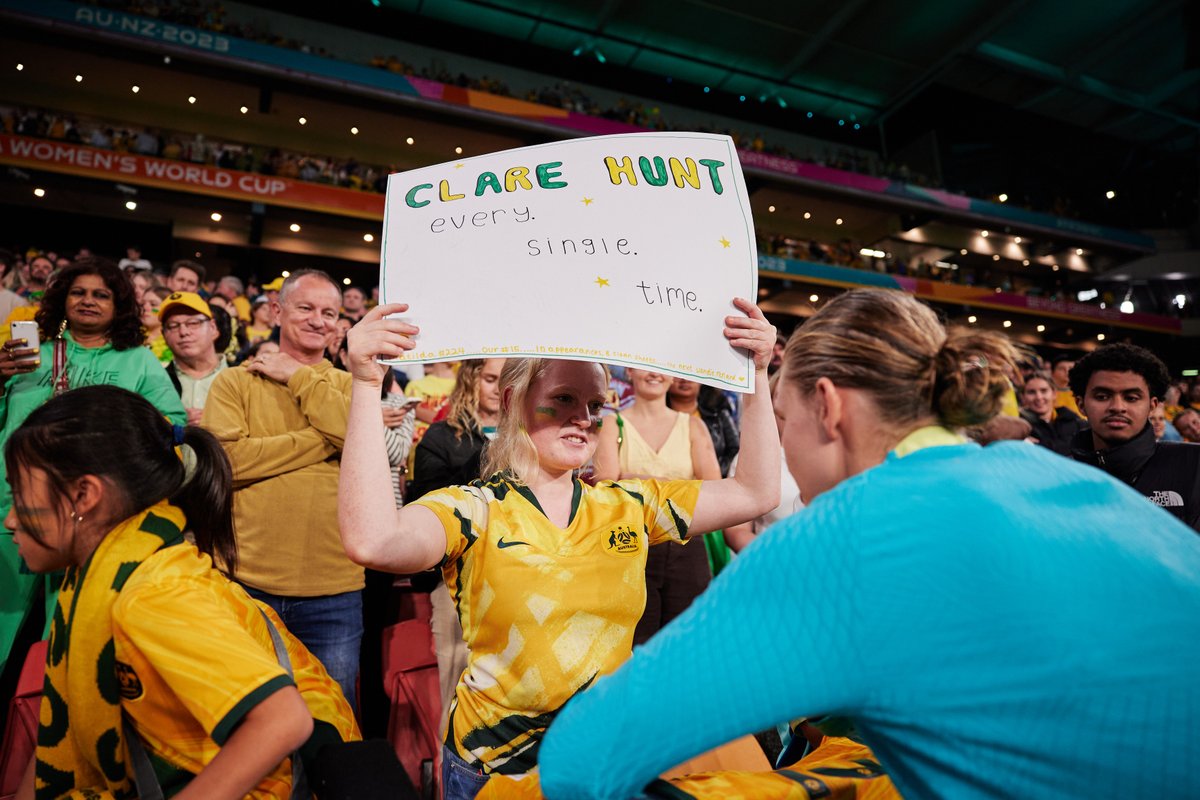 A moment to remember for one lucky fan! 🎁👕

#Matildas