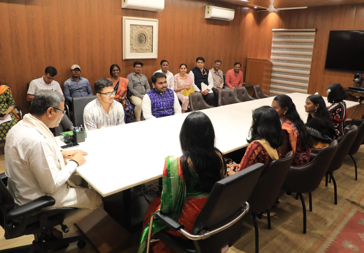 Met bright and talented students from Odisha who are on a visit to the Parliament as a part of the Know Your Leader Programme. 

Great to learn about their enriching experiences of visiting our ‘temple of democracy’ and knowing more about our democratic journey. The  #AmritPeedhi…