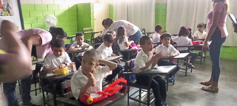 #Aragua FELIZ INICIO DE CLASES Municipio Girardot Parroquia Andrés Eloy Blanco. EBN Brisas del Lago. Activa Inicio Año Escolar. 2023-2024 #VenezuelaPresenteEnLaEscuela <a href="/NicolasMaduro/">Nicolás Maduro</a> <a href="/_LaAvanzadora/">Yelitze Santaella</a> <a href="/Soykarinacarpio/">Karina Carpio</a> <a href="/CDCEAragua/">CDCE ARAGUA</a> @mppe