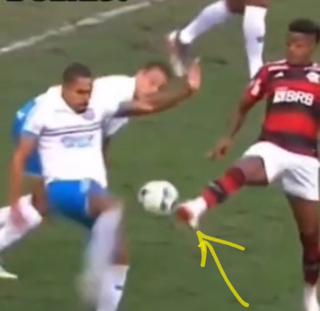 Alvaro_Futebol's tweet photo. Biel em Léo Pereira: sola de Biel.
BH em Gilberto: pênalti em Bruno Henrique.

São tantos os exemplos da arbitragem tendenciosa e dos inúmeros erros a favor do VARmengo contra o Bahia, que cansa!
Uma vergonha para o VARmengo. Mas, esse sentimento passa longe da Gávea. https://t.co/BzpE9VL4zK