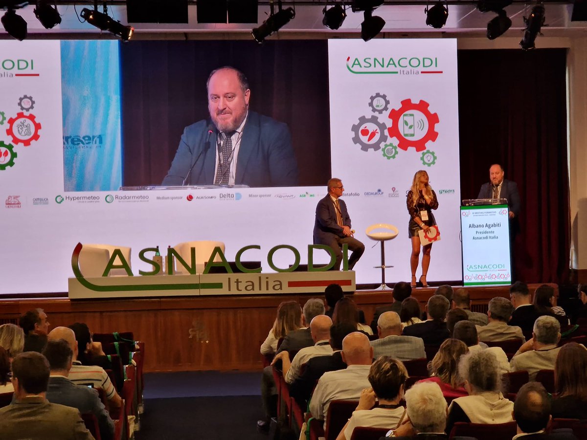 AGRAPRESS's tweet photo. PRESIDENTE AGABITI APRE MEETING FORMATIVO ASNACODI-CONDIFESA INTERVENTI DI BERTI E FRASCARELLI. A NAPOLI DUE GIORNI DI INTENSI LAVORI https://t.co/DFz7KoBo3g