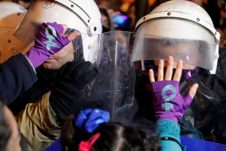 Son bir yılda yaşadığımız süreçle ve tıkanıklıkla ilgili değerlendirmemizi feminist mücadeleye karşı sorumluluk duygumuzla paylaşıyoruz.
Bizler her neredeysek Kadın Savunma Ağı orada demeye, her yerde kadınların savunma ağlarını örmeye devam edeceğiz.
kadinsavunmasi.org/kadin-kadini-f…