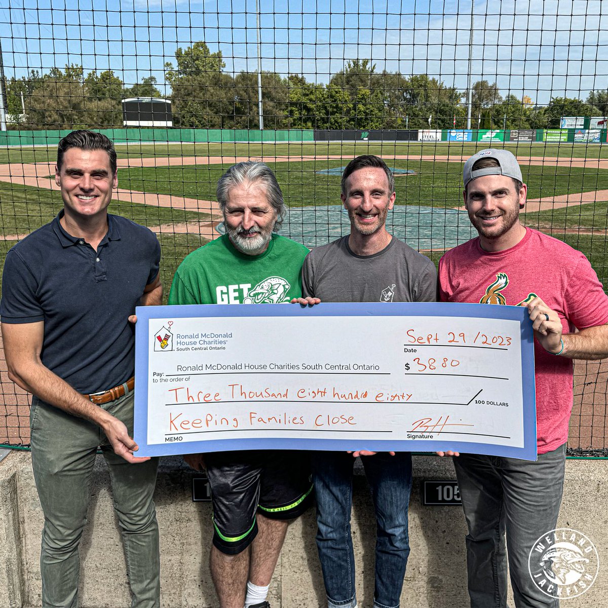 wellandjackfish's tweet photo. This past Friday the FINatics Booster Club and Welland Jackfish proudly presented a cheque for $3,880 to @RMHCCanada for our Strikeout for Families campaign!

Read More ➡️ https://t.co/D8n3sV6jCM

#GetHooked • #FunAlways https://t.co/CcLbs43R0D