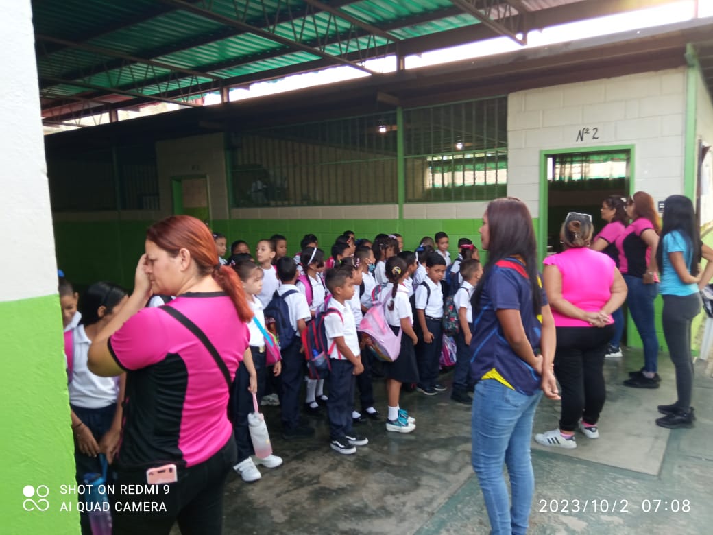 FttePsuv's tweet photo. #Aragua FELIZ INICIO DE CLASES Municipio Girardot Parroquia Andrés Eloy Blanco. EBN Brisas del Lago. Activa Inicio Año Escolar. 2023-2024 #VenezuelaPresenteEnLaEscuela @NicolasMaduro @_LaAvanzadora @Soykarinacarpio @CDCEAragua @mppe https://t.co/0SgFSad3ul