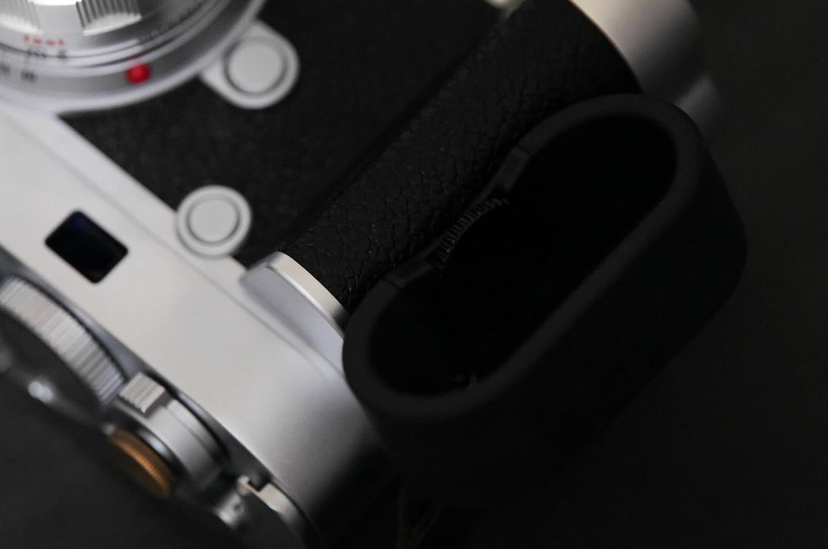 BarnackJh's tweet image. ・MNG:『Leica Finger loop M size』

先日購入したハンドグリップ用のフィンガーループを購入🔥
なぜかフル装備M型ライカになっちゃったw

#leicahandgrip #fingerloop #leicam10p #leica #14647