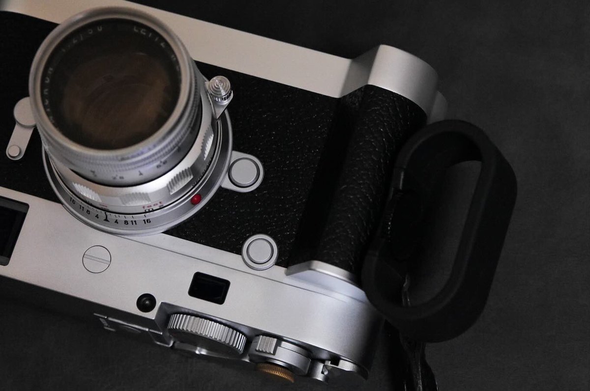 BarnackJh's tweet image. ・MNG:『Leica Finger loop M size』

先日購入したハンドグリップ用のフィンガーループを購入🔥
なぜかフル装備M型ライカになっちゃったw

#leicahandgrip #fingerloop #leicam10p #leica #14647