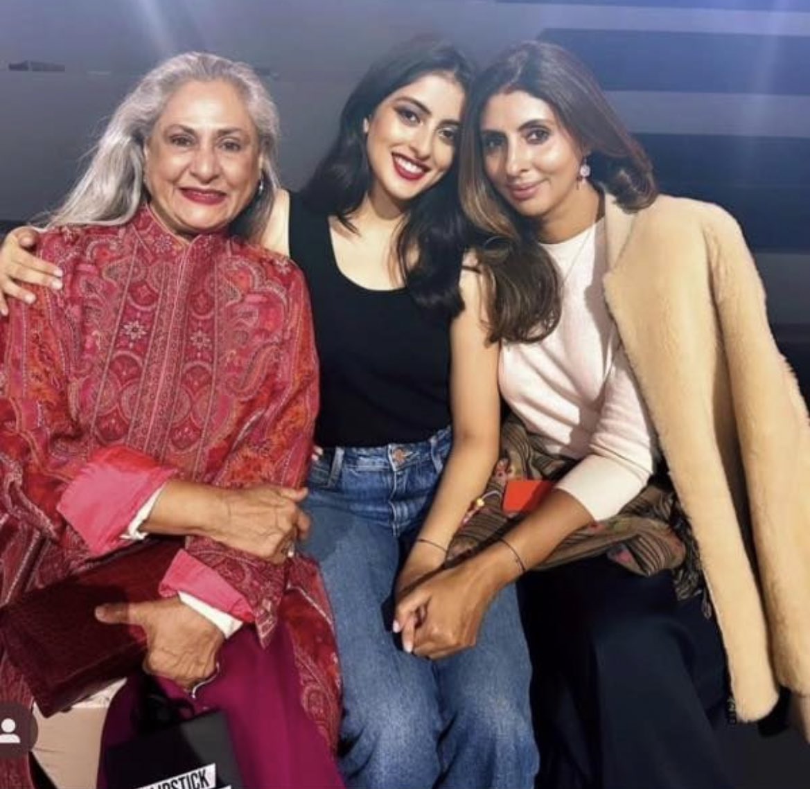 #JayaBachchan, #NavyaNanda and #ShwetaBachchan are all smiles in new pic. 💗