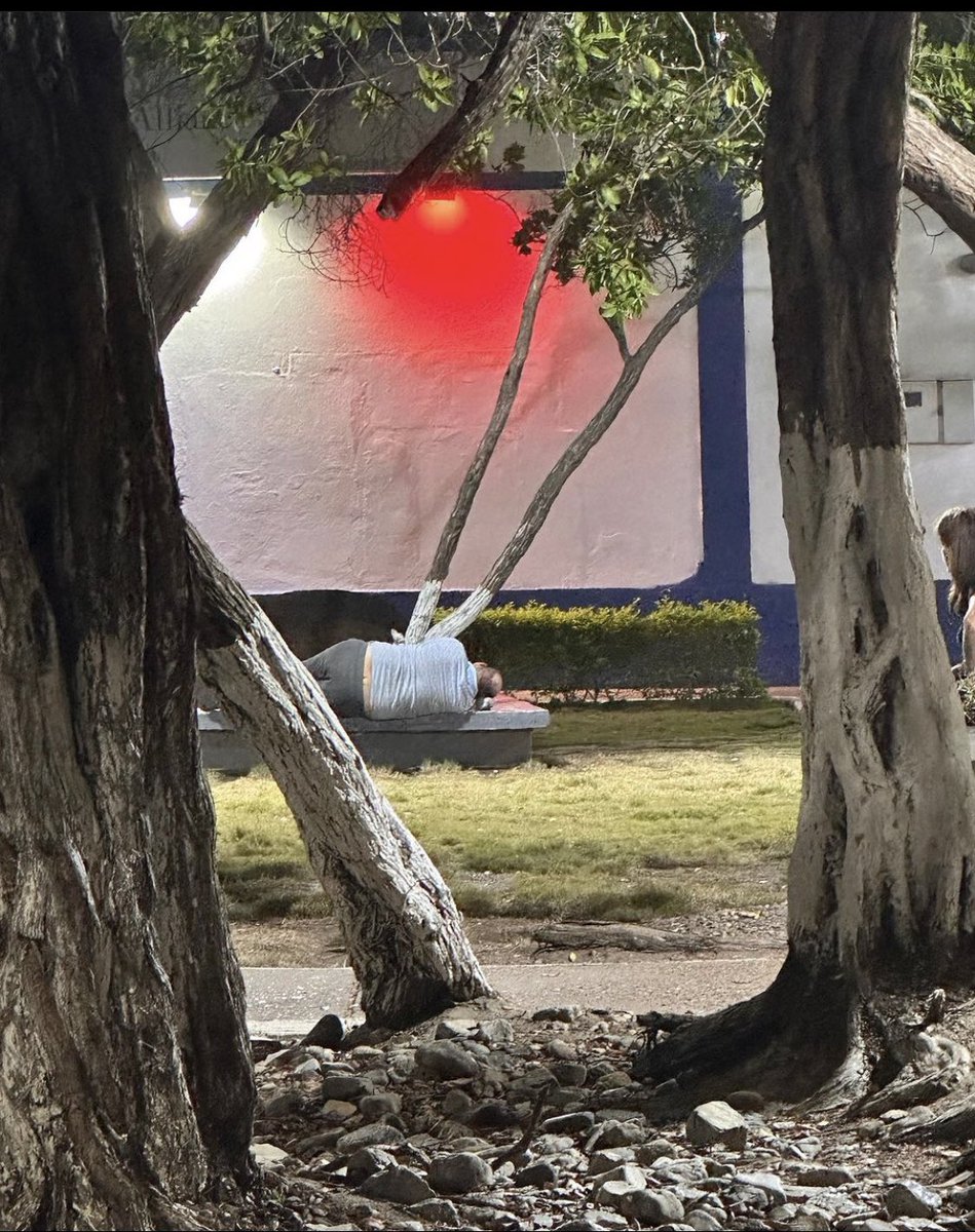 AJDiaz94's tweet photo. El sábado en la madrugada el señor de la foto estando borracho atropello a un chamo que trabaja en un bar local. 

Lo piso le fracturó el fémur y como estaba borracho se quedó dormido

Con tanta prueba y evidencia si eso queda impune y no le reparan los daños al muchacho … https://t.co/I4aTRmL1Aj