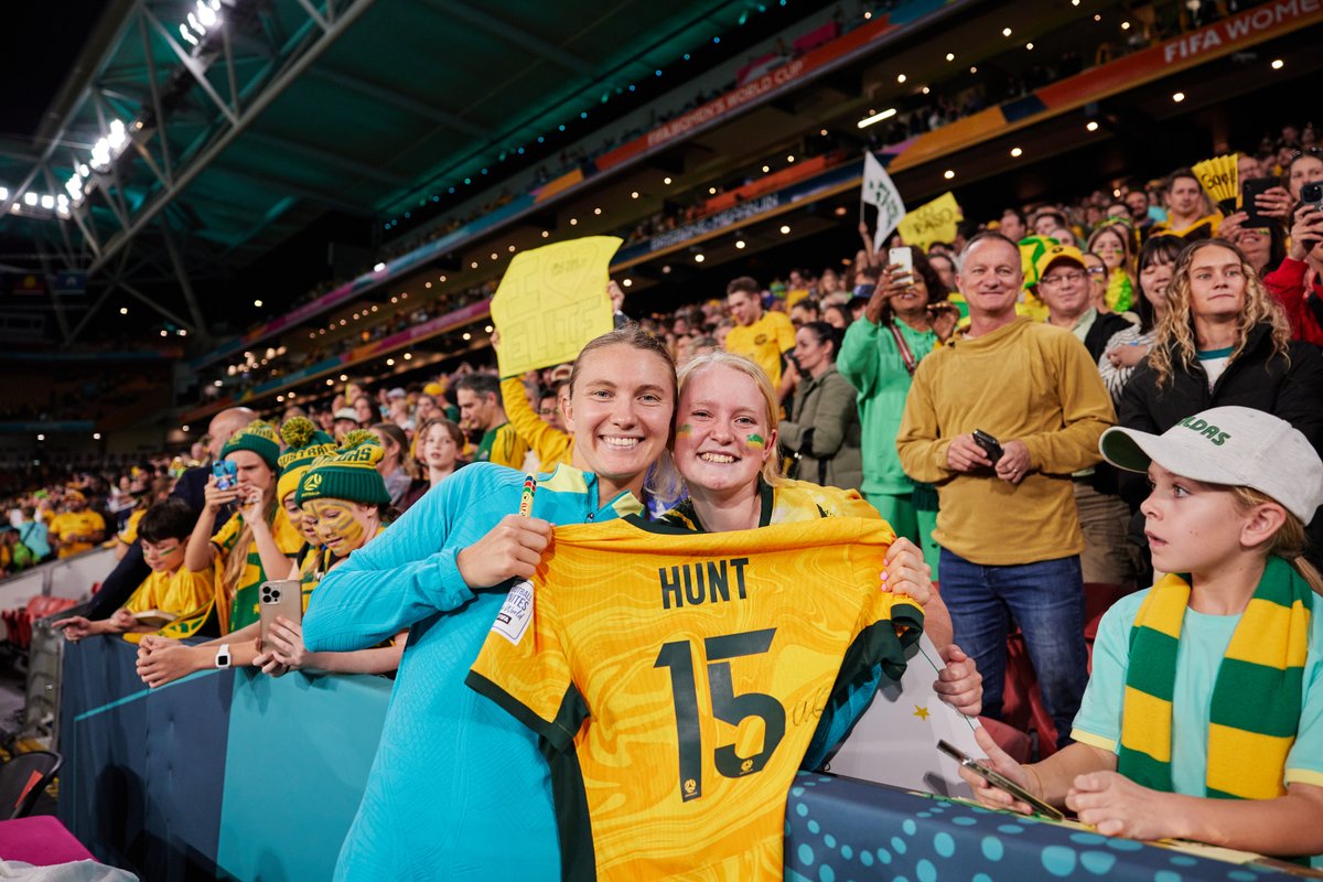 TheMatildas's tweet photo. A moment to remember for one lucky fan! 🎁👕

#Matildas https://t.co/hxBduqHxaX
