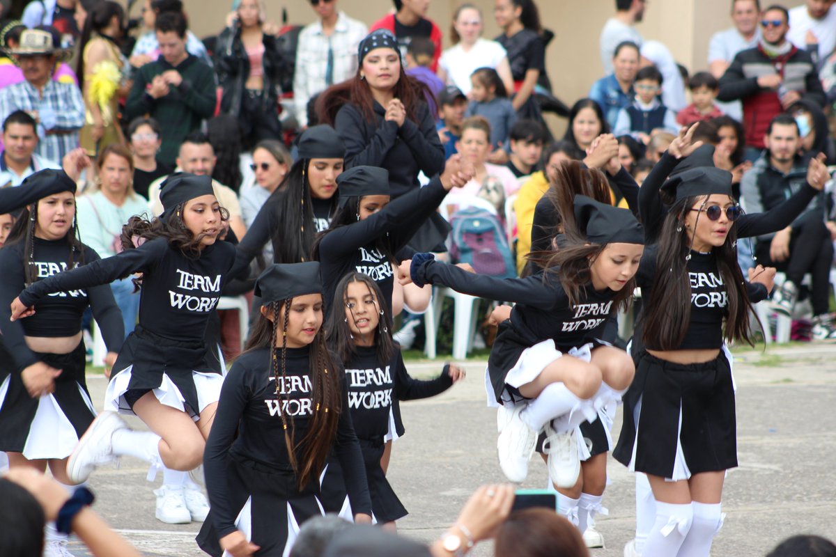 colsihbta's tweet photo. Participantes de Grado Quinto -  Semana Cultural Isabelista 2023 👩‍🎨🦹‍♀️ 🤸💃

#IsabelistaDeCorazón  💙💛 https://t.co/PZxTsMq3vS