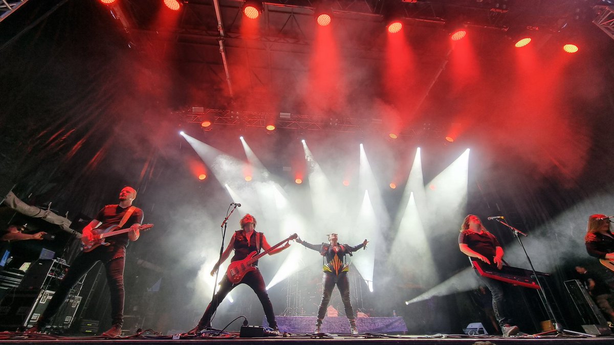 jj_thun's tweet photo. @BattleBeast Straight Through The Heart https://t.co/mshSxJUJI2