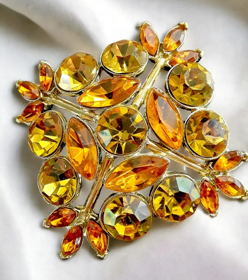 etsy.com/listing/156542…?
#jewelryset #demiparure #broochearrings #EdLee #rare #rhinestones #vintage #yellow #orange #clipon #designer #signed #collectible #marquis #round #cuts #goldtone #goldplate