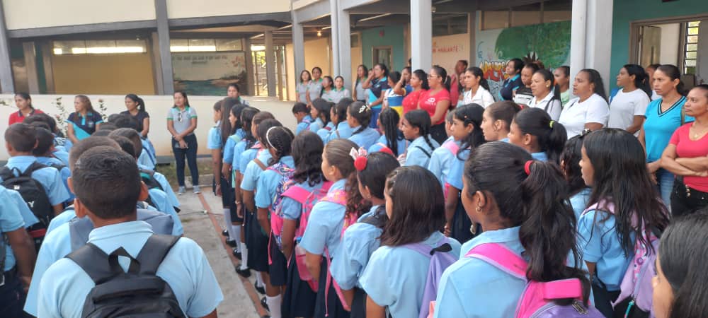 IngMariaTCuenca's tweet photo. Inicio año escolar 2023-2024 UENLB Eligio Maluenga. Recibiendo con alegría y entusiasmo a nuestros niños y niñas. #Guárico #Camaguán 
#RegresoAClases @NaslyNd @leivi24 @_LaAvanzadora https://t.co/42CJcqrXGR