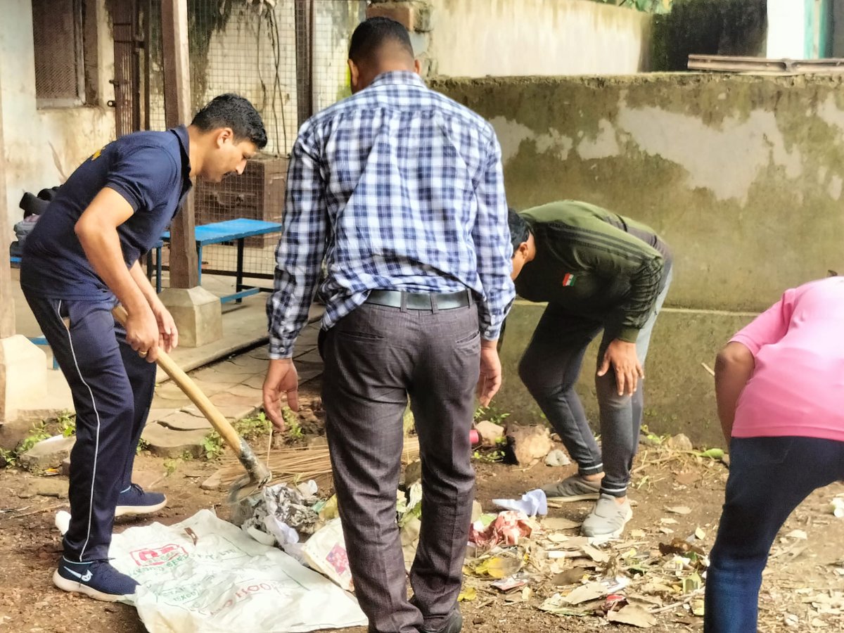 CBCkanker's tweet photo. 01 अक्टूबर 2023 को  पुराना कचहरी परिसर मे जिला सैनिक कल्याण कार्यालय काकेर द्वारा स्वच्छता अभियान का कार्यक्रम भूतपूर्व सैनिक और कर्मचारियो  के साथ आयोजित किया गया।
आयोजन के दौरान  कचहरी परिसर की साफ-सफाई की गई। 
देश को स्वच्छ और कचरा मुक्त बनाना है @DswoKanker @R8WyUdMifCDccE8 https://t.co/4t7EWdisMe