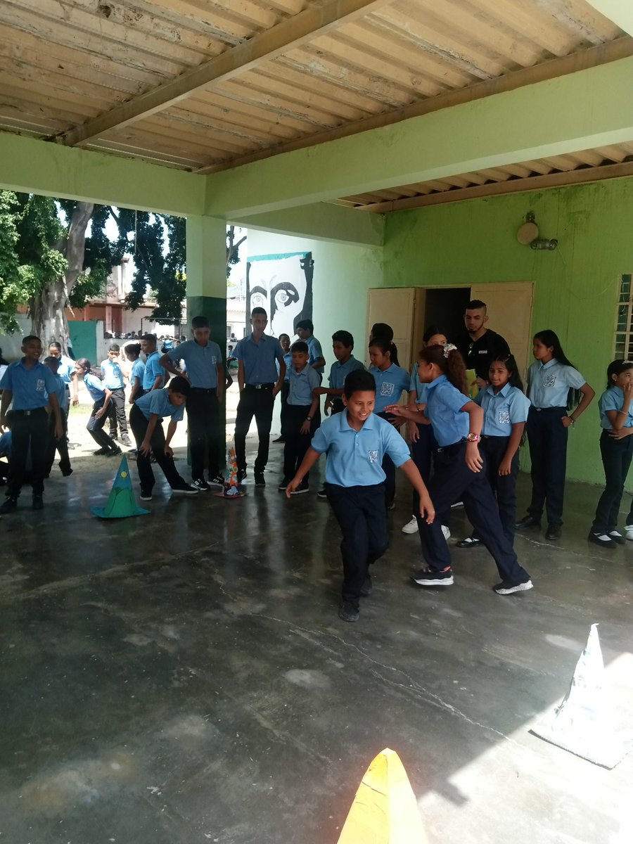 #VenezuelaPresenteEnLaEscuela En el Marco del inicio año escolar 2023-2024, a los estudiantes de 1eraño del LNB Luis B. Prieto F., en Palo Negro Aragua, el Colectivo Institucional les da la Bienvenida a sus espacios