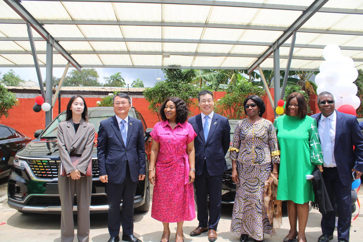 Earlier today, the Government of Korea handed over 22 vehicles (12 cars and 10 Trucks) to MOFARI to support the upcoming 2023 United Nations Peace-Keeping Ministerial Conference scheduled to take place in Ghana in December 2023.  
#AchievingExcellenceTogether #koreaandghana
