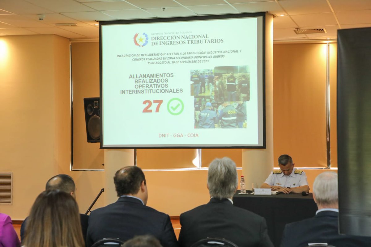 MIC_PY's tweet photo. ➡El resumen de incautaciones corresponde a los principales puntos de control en donde fueron realizados 27 operativos en total

✔️Productos frutihortícolas: Más de 220.000 kg 
✔️Productos cárnicos de origen animal: Más de 27.400 kg.
✔️Aceite comestible: Más de 18.500 Litros https://t.co/pBLCkWk4rR