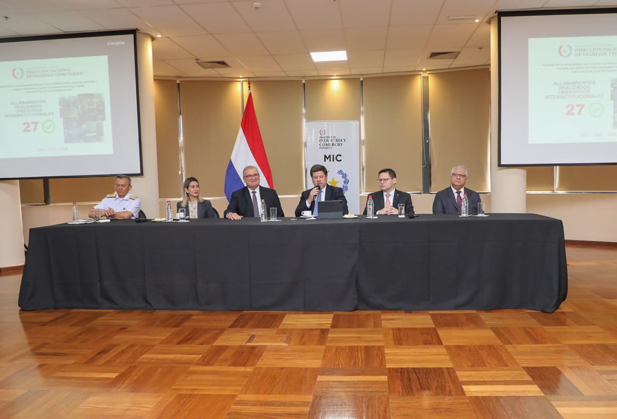 MIC_PY's tweet photo. ➡El resumen de incautaciones corresponde a los principales puntos de control en donde fueron realizados 27 operativos en total

✔️Productos frutihortícolas: Más de 220.000 kg 
✔️Productos cárnicos de origen animal: Más de 27.400 kg.
✔️Aceite comestible: Más de 18.500 Litros https://t.co/pBLCkWk4rR