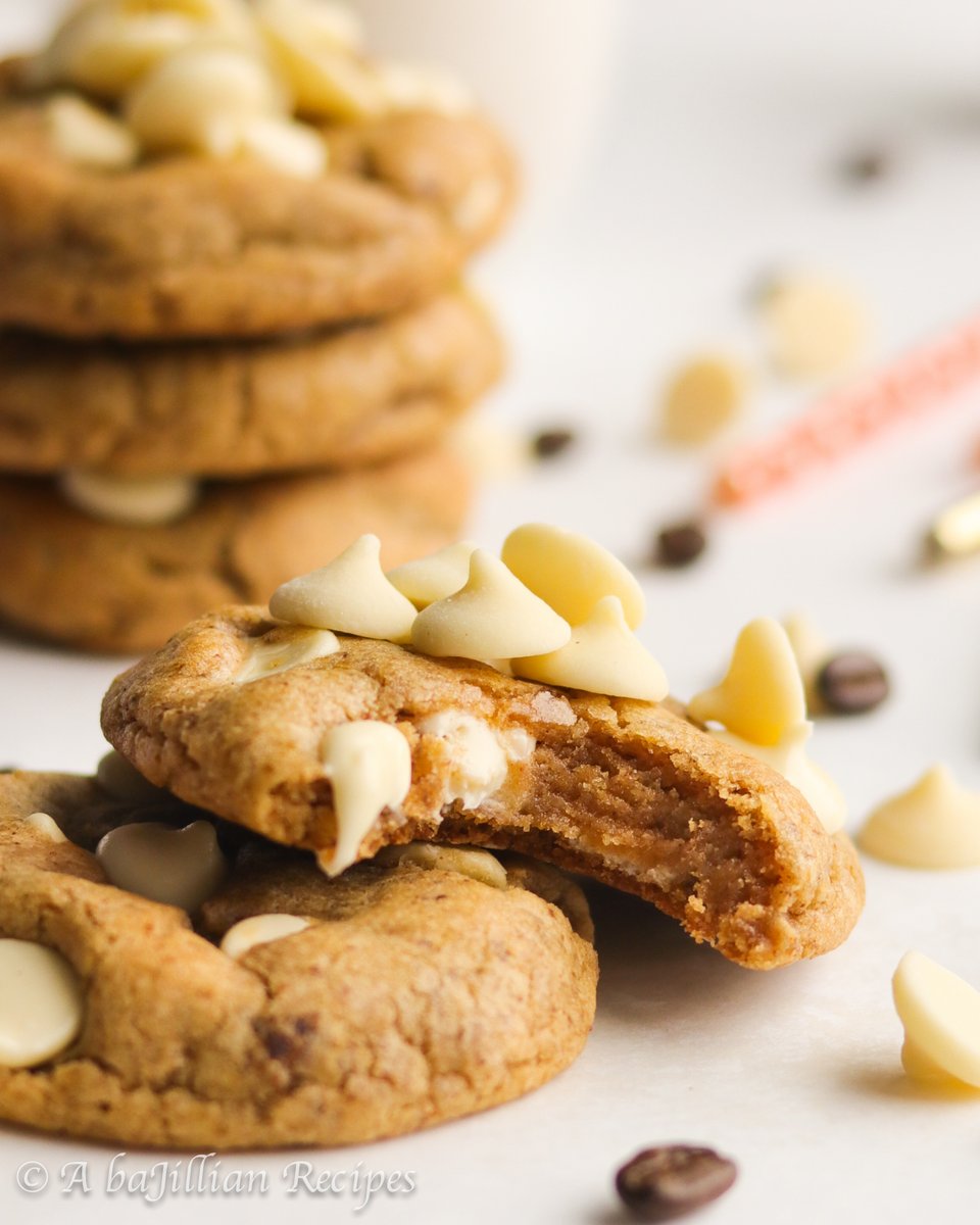 baJillianRecipe's tweet photo. PUMPKIN SPICE LATTE COOKIES - Supremely soft and chewy cookies infused with brown butter, espresso, and warm pumpkin spices, and loaded with white chocolate chips! #PumpkinSpice #PSL #Cookies #FallBakedGoods RECIPE: https://t.co/V0MIPJtpig https://t.co/rQ1WAzeP8t