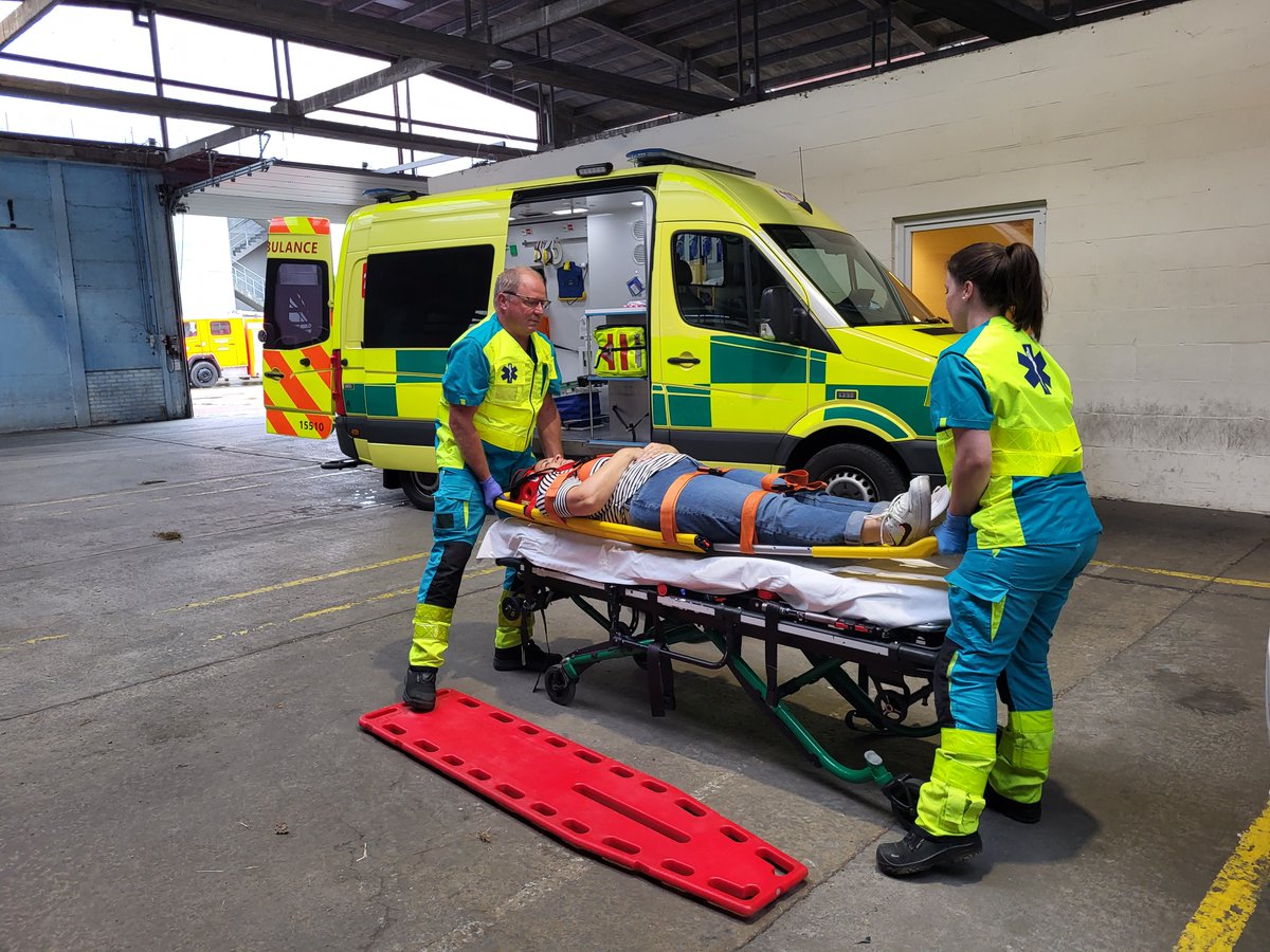 In het voorjaar 2024 organiseren wij een extra weekdagcursus voor de basisopleiding hulpverlener-ambulancier. De cursus start op 20 februari en loopt tot 18 juni. Meer info over lesinhoud en inschrijvingen bit.ly/3RGIpP2