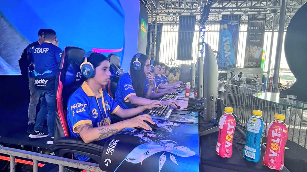 joxardo's tweet photo. Bueno no ganamos el celerity,de cualquier manera  fue una buen evento y conocí al pana @Zeypherlol re buena onda , viaje cansado y  net gratis 1 año I guess?
Psdt: esas 3 de Volt están llenas , no soy como  el pana  @Nishkyulol hace un par de años https://t.co/ogTcSBXXZT