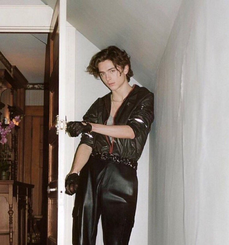 HGWRTSUNI's tweet photo. — Nome: Regulus Arcturus Black
— Idade: 19
— Pronomes: Ele/dele
— Curso: Astronomia
— Fraternidade: Sonserina
— Shape: Timothée Chalamet
— @arcturusblck https://t.co/HJRcfS4s2u