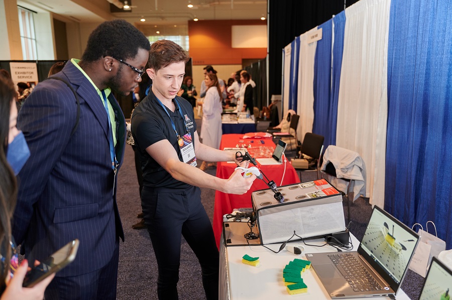 Want to have one-on-one conversations with over 80 medical school and health professions recruiters? Register for the AAMC Diversifying the Next Generation of Doctors Career Fair on Nov. 4th! ow.ly/9ZGf50PRYeb  #futuredocs