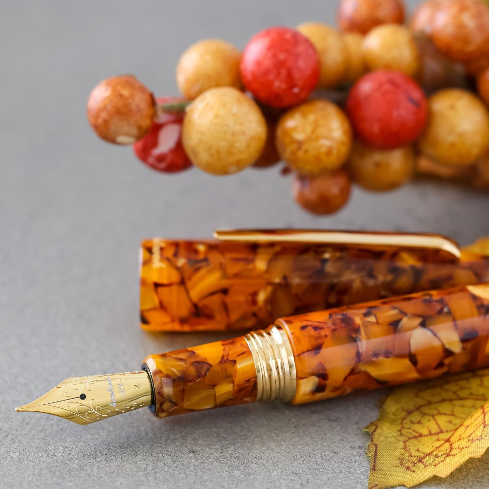 PensStudio's tweet photo. As the waning days of summer give way to the changing season, the Honeycomb Estie reflects the rainbow of rustling leaves underfoot and the glorious golden sunsets. 

#Esterbrook #Estie #FountainPen #Honeycomb #GoldTrim #Fall #Autumn https://t.co/SPZobhCLq1