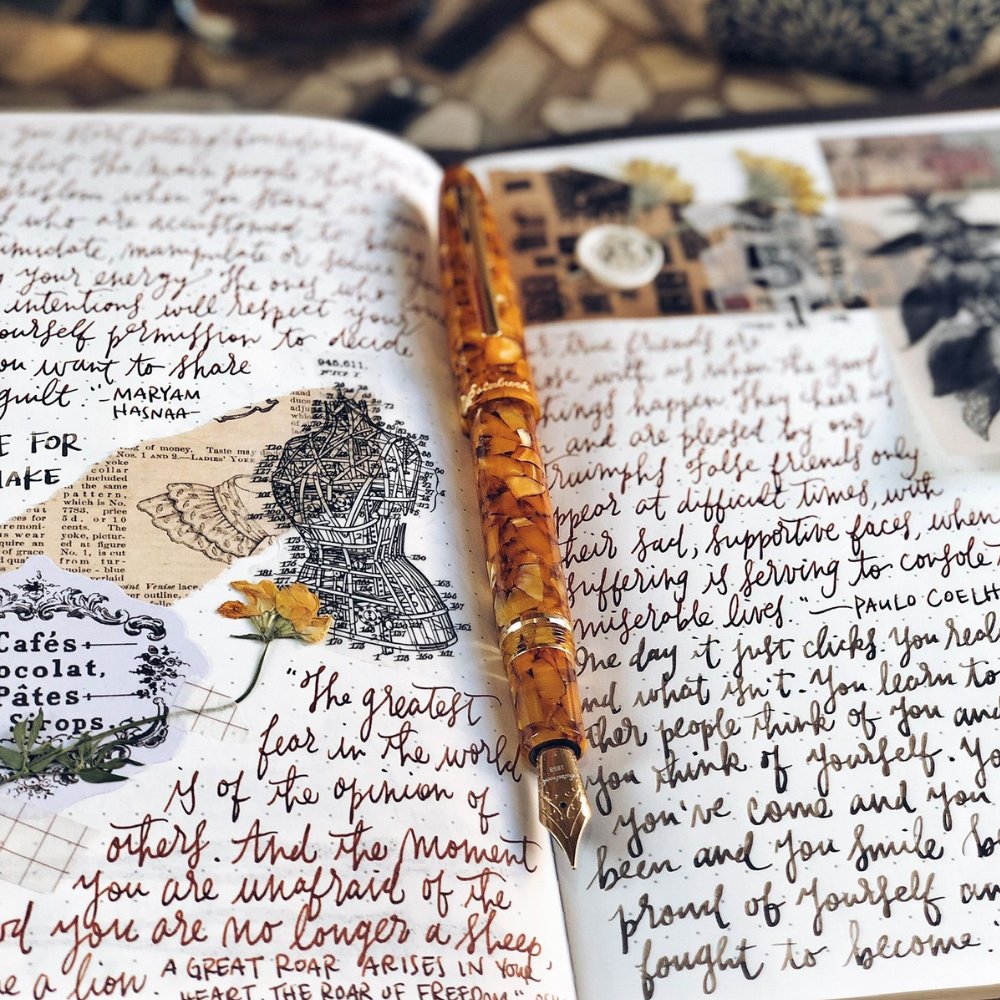 PensStudio's tweet photo. As the waning days of summer give way to the changing season, the Honeycomb Estie reflects the rainbow of rustling leaves underfoot and the glorious golden sunsets. 

#Esterbrook #Estie #FountainPen #Honeycomb #GoldTrim #Fall #Autumn https://t.co/SPZobhCLq1