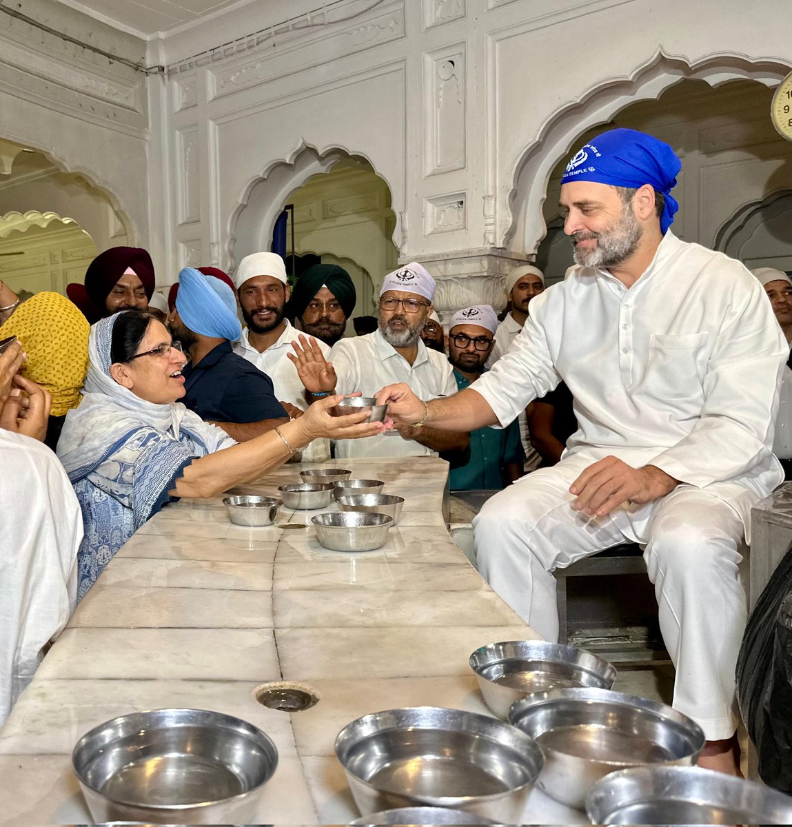 sevadalASR's tweet photo. ਅੰਮ੍ਰਿਤਸਰ: ਰਾਹੁਲ ਗਾਂਧੀ ਜੀ ਸ਼੍ਰੀ ਦਰਬਾਰ ਸਾਹਿਬ ਵਿਖੇ ਸੇਵਾ ਕਰਦੇ ਹੋਏ।🙏🏼

#rahulgandhi 
#GoldenTemple 
@RahulGandhi https://t.co/2ziic5bGKa