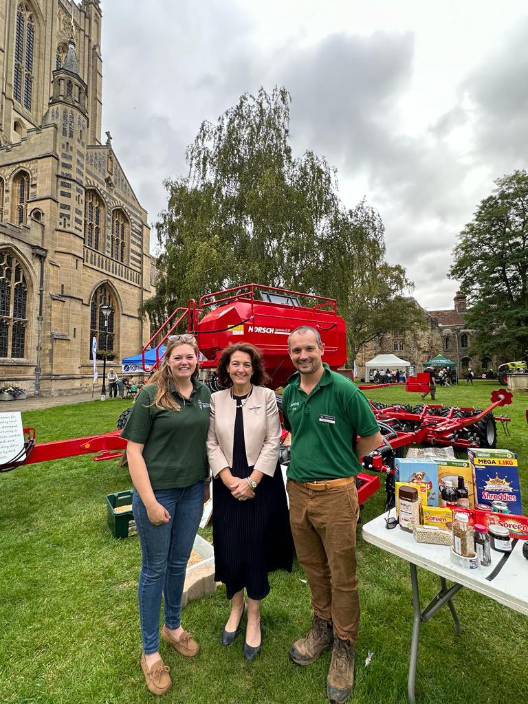 Jochurchill_MP's tweet photo. Was great to be at #FarmingLive at St Edmundsbury Cathedral engaging with everyone on all matters farming. Good to chat to Suffolk Punch breeder and national award winning Suffolk Sheep farmer Stephen Cobbald π΄ π - well done to all who had decorated the Cathedral!π»π₯¬ https://t.co/Uj5dJlJ0MM